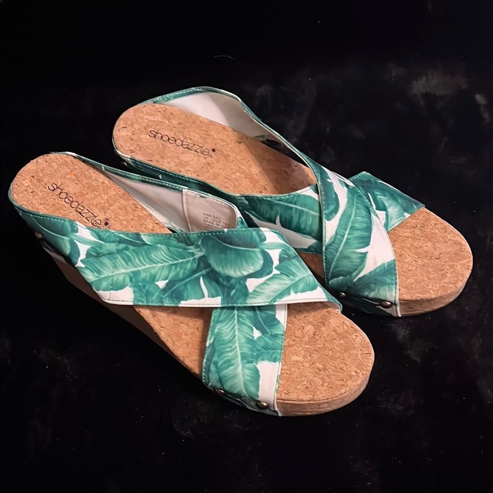 Shoedazzle Green Leaf Print Wedge Sandals
